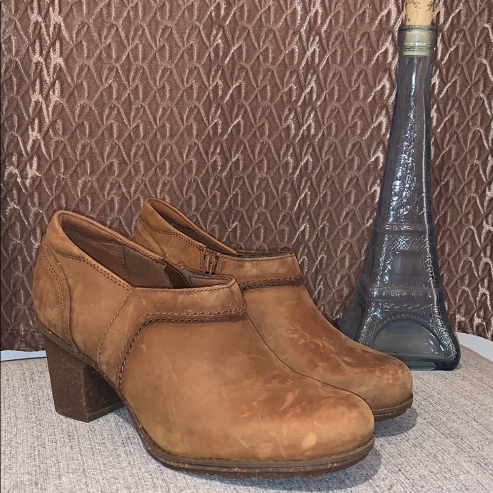 LEATHER BOOTIES